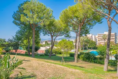 Jardin de l'établissement Hello Côte d'Azur - Spacieux 3 pièces avec piscine et tennis