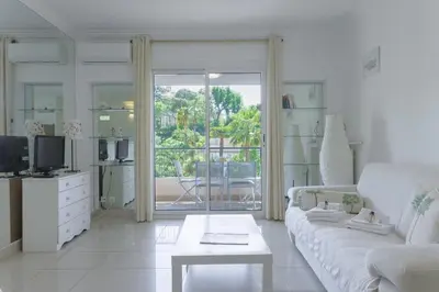 Cuisine ou kitchenette dans l'établissement LE BELLA studio avec balcon idéal pour une évasion à deux, au calme et proche du centre-ville