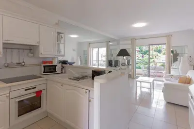 Cuisine ou kitchenette dans l'établissement LE BELLA studio avec balcon idéal pour une évasion à deux, au calme et proche du centre-ville