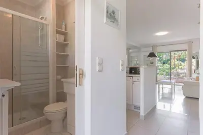 Cuisine ou kitchenette dans l'établissement LE BELLA studio avec balcon idéal pour une évasion à deux, au calme et proche du centre-ville