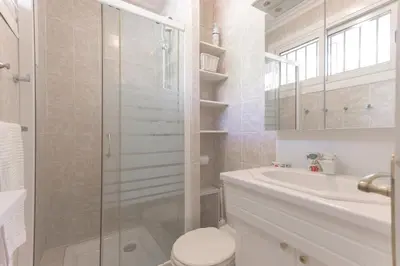 Salle de bains dans l'établissement LE BELLA studio avec balcon idéal pour une évasion à deux, au calme et proche du centre-ville