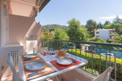 Piscine de l'établissement LE BELLA studio avec balcon idéal pour une évasion à deux, au calme et proche du centre-ville ou située à proximité