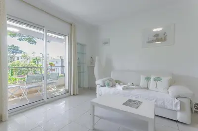 Un ou plusieurs lits dans un hébergement de l'établissement LE BELLA studio avec balcon idéal pour une évasion à deux, au calme et proche du centre-ville