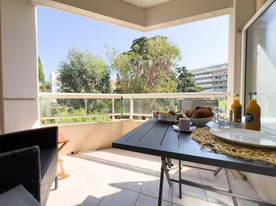 Balcon ou terrasse dans l'établissement Charmant Studio avec terrasse et vue arborée