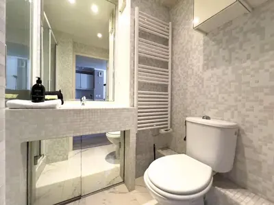 Salle de bains dans l'établissement Charmant Studio avec terrasse et vue arborée
