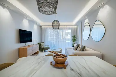 Télévision ou salle de divertissement dans l'établissement Beautiful 3 bedroom fully renovated