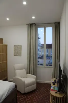Télévision ou salle de divertissement dans l'établissement Cocon Spacieux équipé Quartier Prado