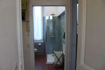Salle de bains dans l'établissement Cocon Spacieux équipé Quartier Prado