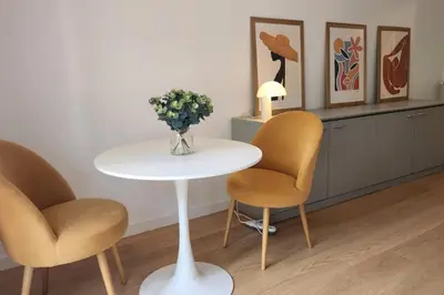 Coin salon dans l'établissement Studio calme avec vue sur un grand Pin parasol