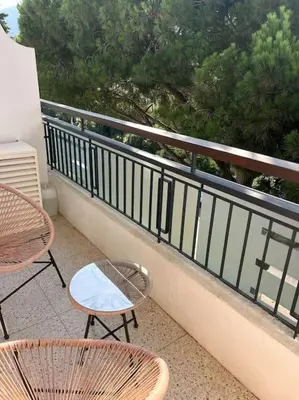 Balcon ou terrasse dans l'établissement Studio calme avec vue sur un grand Pin parasol
