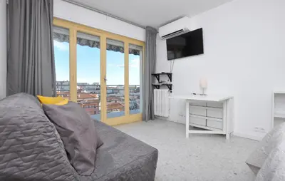 Télévision ou salle de divertissement dans l'établissement Nice Apartment In Cannes With Wifi