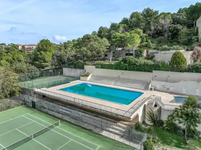 Piscine de l'établissement LB Vacation Rentals I Spacious 2BR Apartment with Terrace, Balcony ou située à proximité