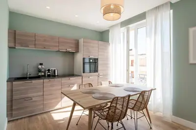 Cuisine ou kitchenette dans l'établissement REF 1943 - Cannes Centre - Apartment for rent