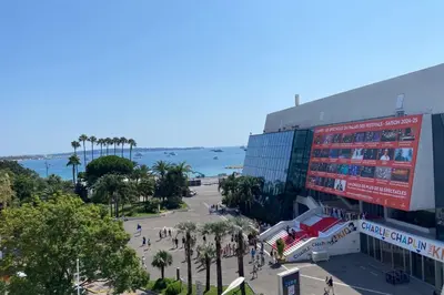 Vue générale sur la mer ou vue sur la mer prise depuis l'appartement