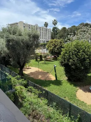 Jardin de l'établissement charmant 3 pièces neuf SUR JARDIN piscine débordement en Rooftop VUE MER ET MONTAGNES parking gratuit climatisation 2 CHAMBRES