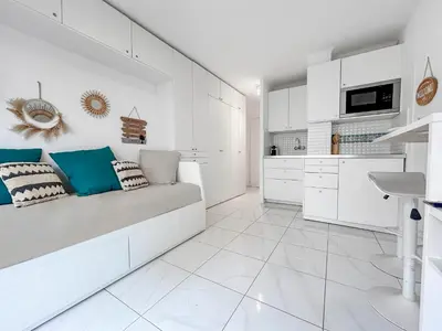 Cuisine ou kitchenette dans l'établissement Studio lumineux, WIFI à deux pas de la Croisette