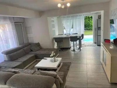 Coin salon dans l'établissement Bas de villa avec piscine et jardin
