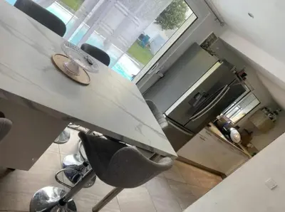 Cuisine ou kitchenette dans l'établissement Bas de villa avec piscine et jardin