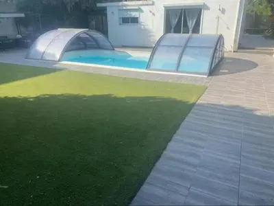 Piscine de l'établissement Bas de villa avec piscine et jardin ou située à proximité