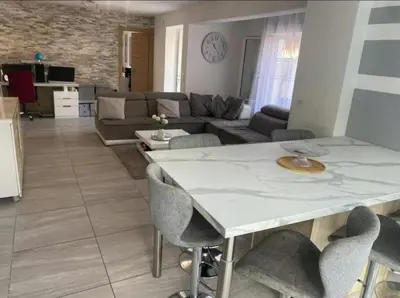 Cuisine ou kitchenette dans l'établissement Bas de villa avec piscine et jardin