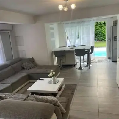 Bas de villa avec piscine et jardin