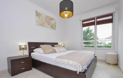 Un ou plusieurs lits dans un hébergement de l'établissement 1 Bedroom Gorgeous Apartment In Antibes
