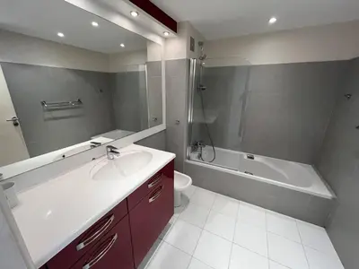 Salle de bains dans l'établissement 204 - Cannes La Croisette - Studio face mer avec balcon