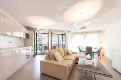 Coin salon dans l'établissement 3-Br Apartment with Pool Parking & Beaches 100m away