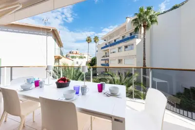 Balcon ou terrasse dans l'établissement 3-Br Apartment with Pool Parking & Beaches 100m away