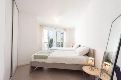 Un ou plusieurs lits dans un hébergement de l'établissement 3-Br Apartment with Pool Parking & Beaches 100m away