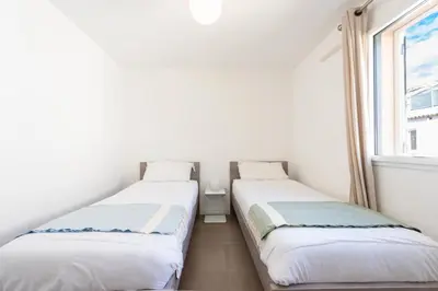 Un ou plusieurs lits dans un hébergement de l'établissement 3-Br Apartment with Pool Parking & Beaches 100m away