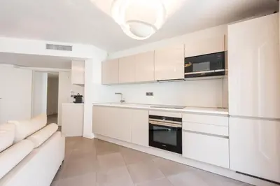 Cuisine ou kitchenette dans l'établissement 3-Br Apartment with Pool Parking & Beaches 100m away