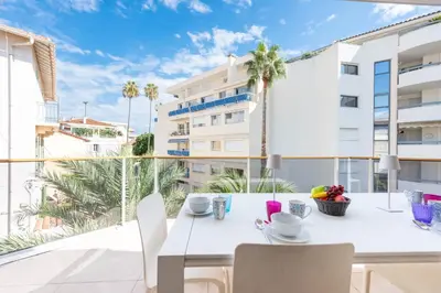 Balcon ou terrasse dans l'établissement 3-Br Apartment with Pool Parking & Beaches 100m away