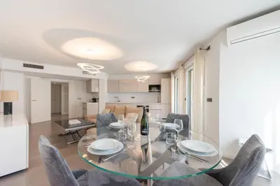 Cuisine ou kitchenette dans l'établissement 3-Br Apartment with Pool Parking & Beaches 100m away
