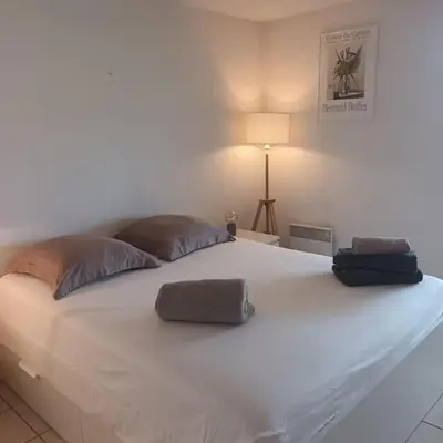 Un ou plusieurs lits dans un hébergement de l'établissement Apt calme 2 chambres vue dégagée