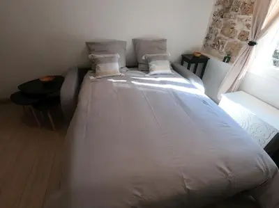 Un ou plusieurs lits dans un hébergement de l'établissement Adorable studio vieil Antibes