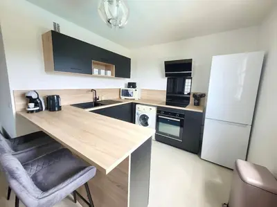 Cuisine ou kitchenette dans l'établissement Appartement spacieux ,4 pers,Piscine & Vue mer
