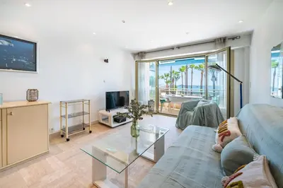 Télévision ou salle de divertissement dans l'établissement Croisette vue mer 2 pièces