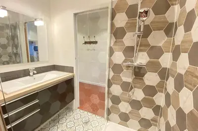 Salle de bains dans l'établissement 06CF Beautiful renovated apartment in old Antibes