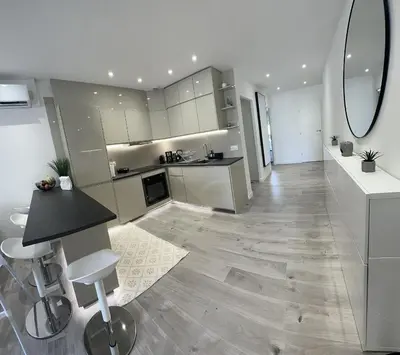 Cuisine ou kitchenette dans l'établissement Luxurious 3Bedroom 2 BATH 110 m Apartment Adjoining Hotel Martinez Beachfront