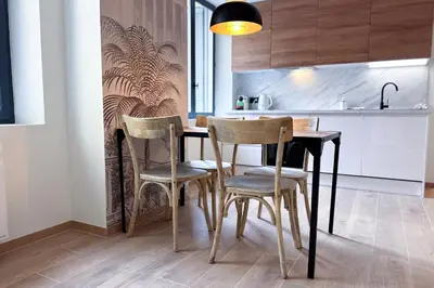 Cuisine ou kitchenette dans l'établissement MACE Appartement avec SPA dans quartier Historique Exclusif Calme Coeur d'Antibes
