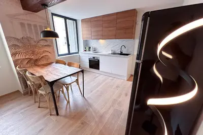 Cuisine ou kitchenette dans l'établissement MACE Appartement avec SPA dans quartier Historique Exclusif Calme Coeur d'Antibes