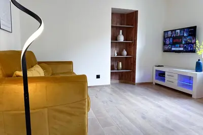 Télévision ou salle de divertissement dans l'établissement MACE Appartement avec SPA dans quartier Historique Exclusif Calme Coeur d'Antibes