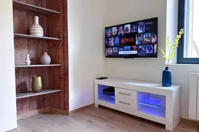 Télévision ou salle de divertissement dans l'établissement MACE Appartement avec SPA dans quartier Historique Exclusif Calme Coeur d'Antibes