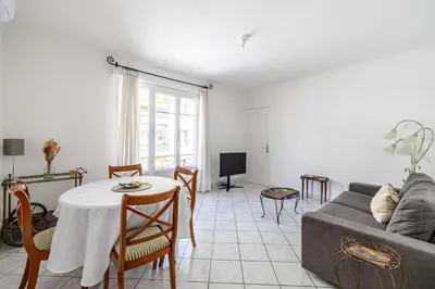 Coin salon dans l'établissement LE CONNEMARRA avec balcon, lumineux et calme à côté du centre
