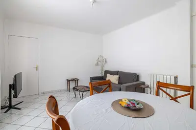 Coin salon dans l'établissement LE CONNEMARRA avec balcon, lumineux et calme à côté du centre