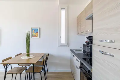 Cuisine ou kitchenette dans l'établissement LE LOGIS CANNOIS au calme en centre-ville