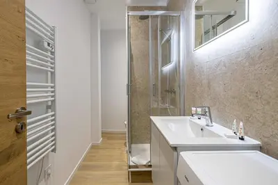 Salle de bains dans l'établissement LE LOGIS CANNOIS au calme en centre-ville