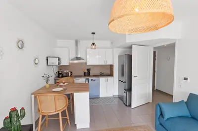 Cuisine ou kitchenette dans l'établissement L'Eden - Calme - Parking - WIFI - Plage
