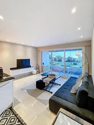 Télévision ou salle de divertissement dans l'établissement 2Pièces Marina Baie des Anges